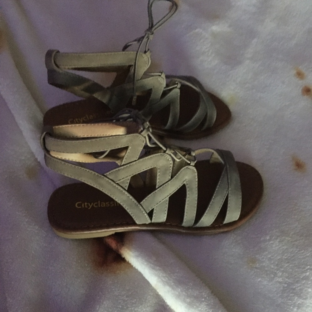 Very cute sandals perfect for Summer.